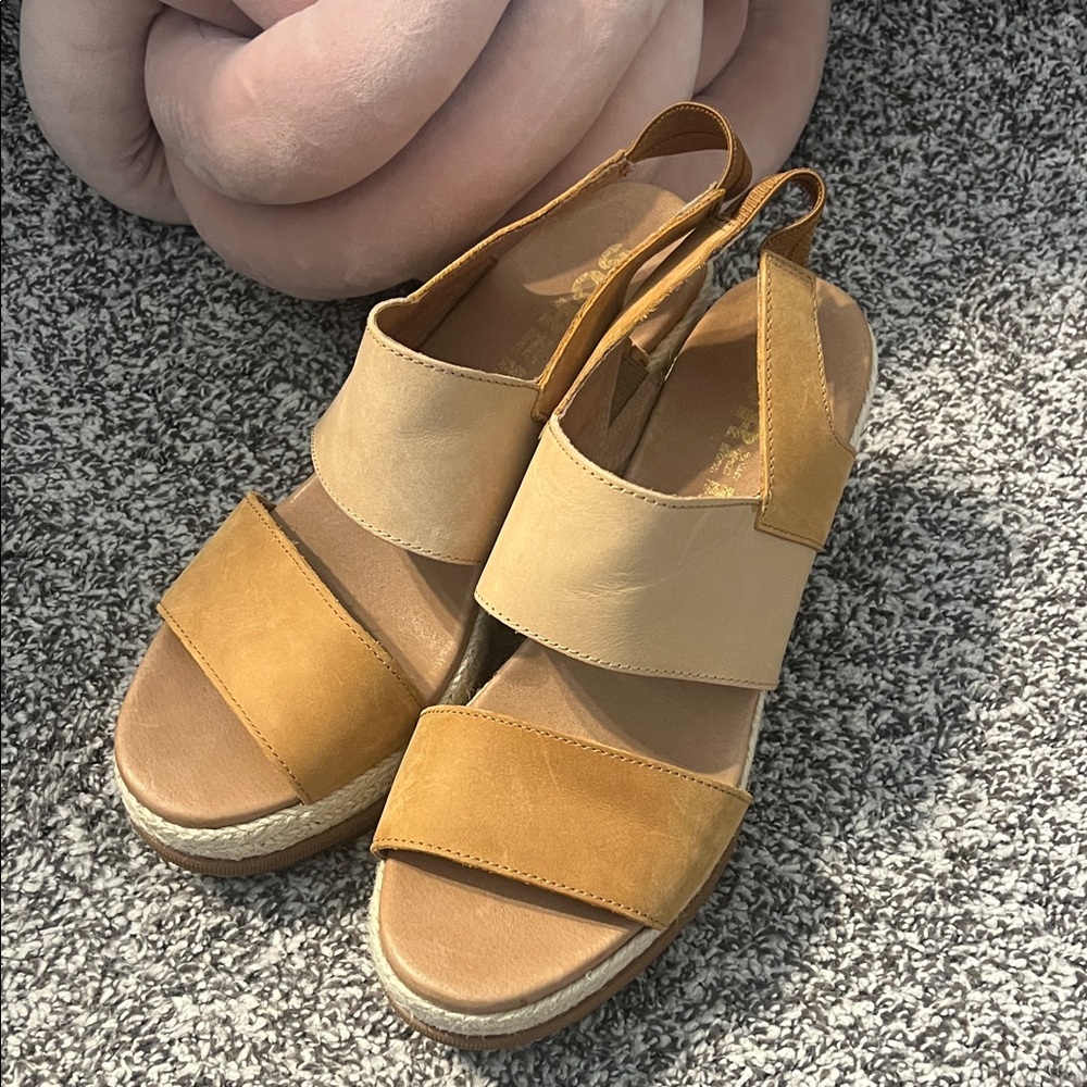 NWOT Sorel Tan and Cream Women's Sandals Sz 10.5